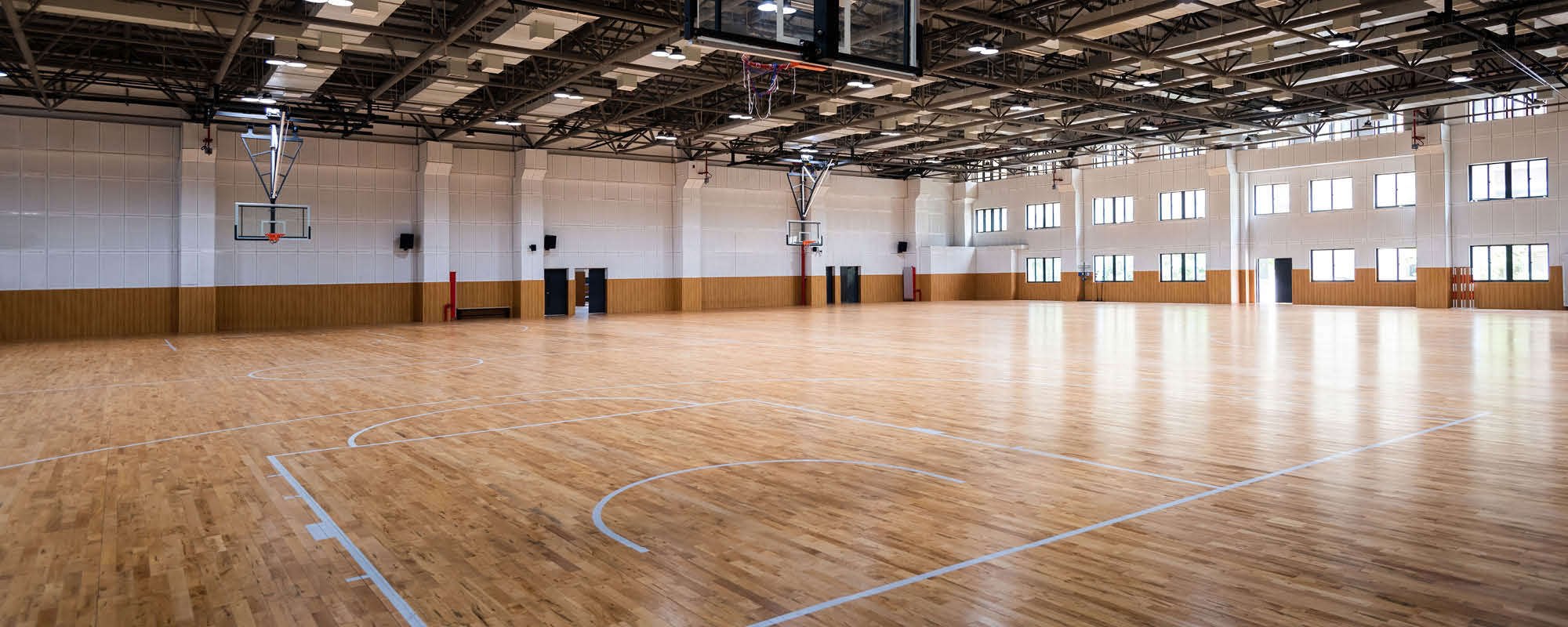 intervento di pulizia professionale in un palazzetto sportivo